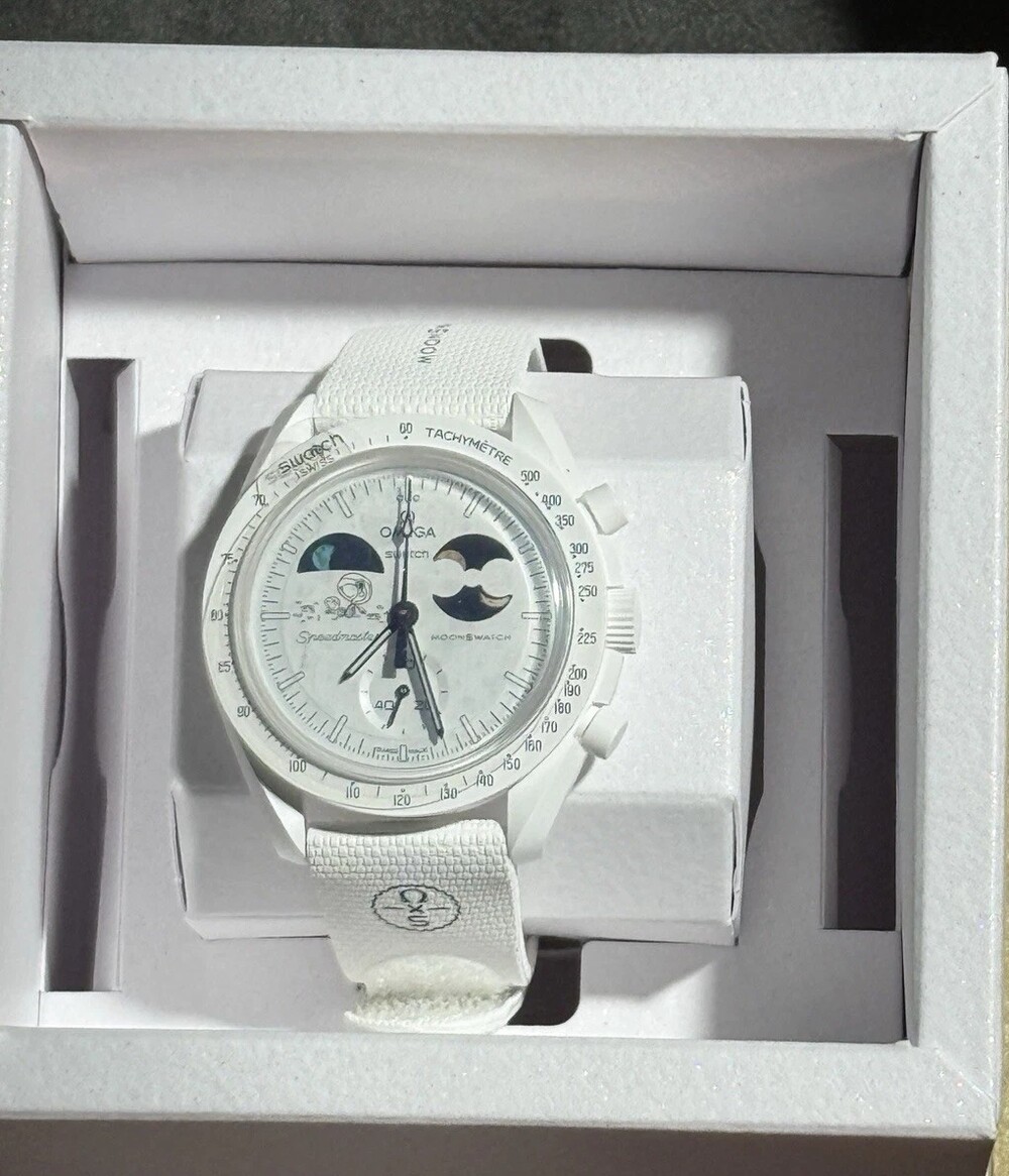 NWOT Swatch x Omega Mission to Earthphase Moonshine Gold Snoopy Cold Moon Watch - Picture 2 of 5